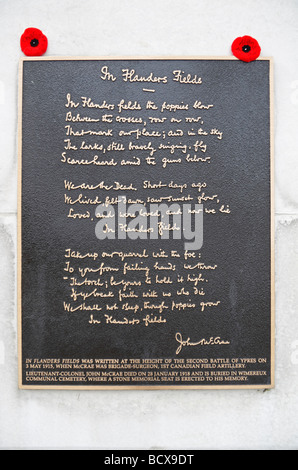 @In Flanders Fields auf ein Denkmal neben dem Essex Farm Commonwealth Friedhof, Ypern, Belgien aufgenommen. Stockfoto