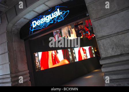 Desigual Bekleidungsgeschäft in Carrer Dels Arcs-Barcelona-Katalonien-Spanien Stockfoto