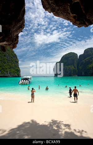 Urlauber genießen das Wasser auf Ko Phi Phi Leh, oder besser bekannt als Ao Maya oder "The Beach", in der Andaman Sea, Thailand Stockfoto