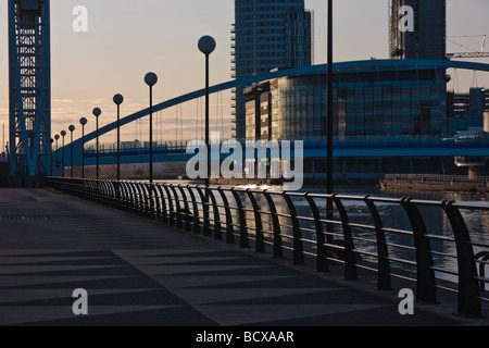 Die Lowery Kunstgalerie und Millennium Fußgängerbrücke am Sonnenuntergang Manchester Ship Canal Salford Quays Manchester UK Stockfoto