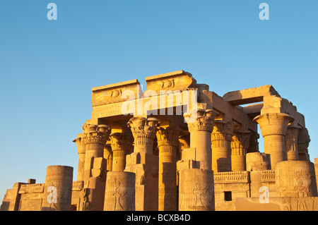 Ägypten Kom Ombo Tempel außen Porträt Tempel Tore späten Nachmittag Sonne mit blauem Himmel, die von rechts gesehen Stockfoto