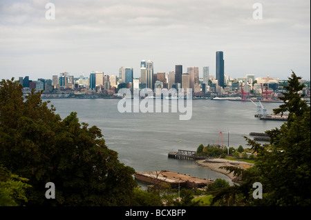 Die Skyline von Seattle, Washington wie von einem Aussichtspunkt West Seattle zu sehen. Ferrys und Segelboote machen ihren Weg über Elliott Bay. Stockfoto