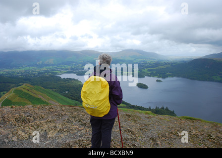 Ältere Dame betrachten von Cat Glocken Derwentwater, Lake District, Cumbria, England Stockfoto