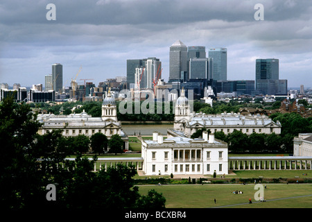 19. Juli 2009 - Royal Naval College in Greenwich und Skyline von Docklands (Isle of Dogs) in London. Stockfoto