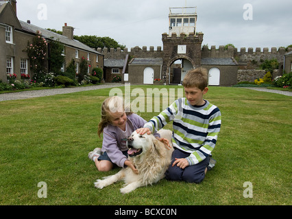 Bruder und Schwester mit Hund Stockfoto