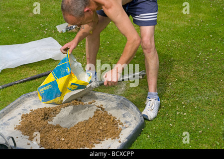 Handyman Mischen von Zement und Ballast Stockfoto