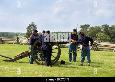 Laden einer Parrott Gewehr Kanone am Henry-Haus-Hügel. Historisches Reenactment bei Manassas National Battlefield Park. Stockfoto