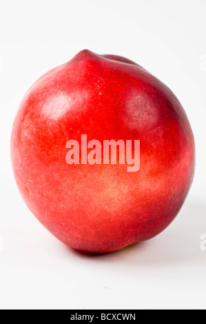 Ausschnitt aus einer Nektarine auf weißem Hintergrund Stockfoto