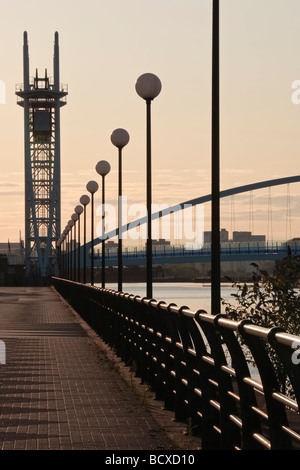 Die Millennium Brücke bei Sonnenuntergang Manchester Ship Canal Salford Quays Manchester UK Stockfoto