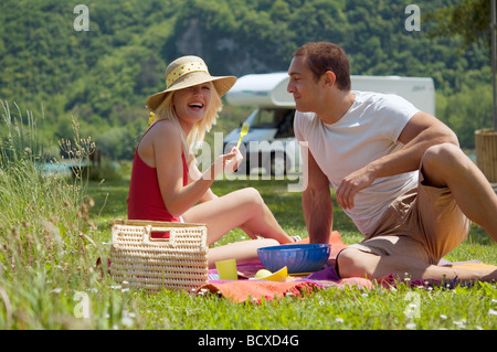 junges Paar mit Picknick in Bergen Stockfoto