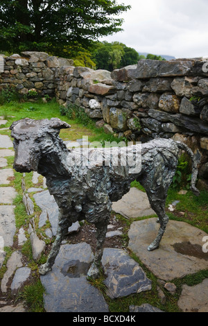 Skulptur von Gelert in der Nähe von Gelert Grab in Beddgelert im Snowdonia-Nationalpark, Gwynedd, Wales Stockfoto
