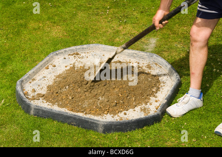 Handyman Mischen von Zement und Ballast Stockfoto