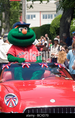 Wally das Maskottchen von den Boston Red Sox in der Bristol Rhode-Island vierten Juli-parade Stockfoto