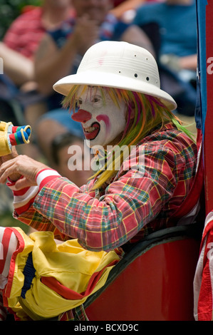 Clown im vierten Juli Parade in Bristol Rhode Island fahren. Stockfoto