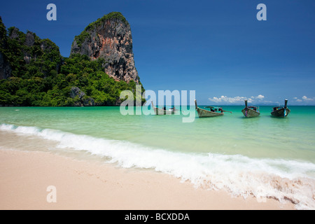Longtail-Boote aufgereiht auf Railay Beach, Thailand Stockfoto