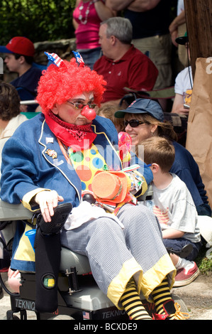 Behinderten im Rollstuhl in Bristol Rhode-Island-Parade Reiten clown Stockfoto