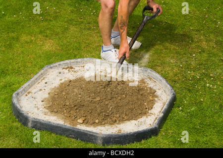 Handyman Mischen von Zement und Ballast Stockfoto