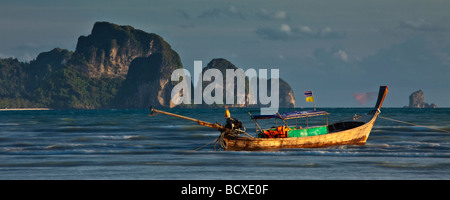 Ein Longtailboot aus die Küste von Ao Nang, Railay Strand in Thailand Stockfoto