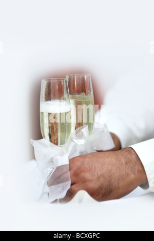 ein Kellner zuletzt zwei Gläser sekt Stockfoto
