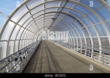 Transparente Bridge Tunnel im Inneren Ansicht Perspektive Stockfoto