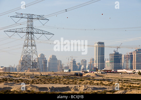 Neue elektrische Hochspannung Pilones neben brandneuen Entdeckung Gärten Wohnanlage gebaut neu Immobilien Dubai Stockfoto