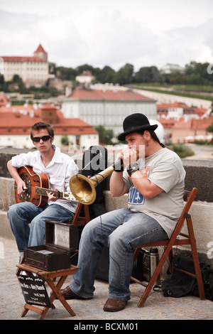 Straßenmusiker auf der Karlsbrücke in Prag Stockfoto