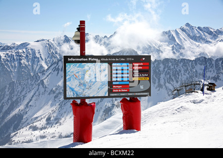 Die Informationstafel am Skigebiet von Cauterets in den französischen Pyrenäen Stockfoto