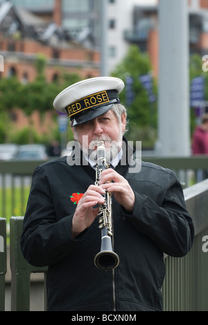 Red Rose Bandmitglied Klarinette Manchester UK Stockfoto