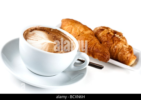 Cappuchino mit Croissant isoliert im Studio flach d o f Stockfoto