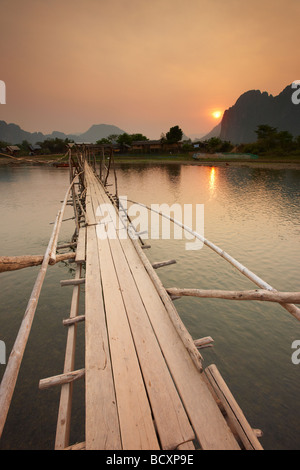 Sonnenuntergang an der Brücke über den Nam Song River in Vang Vieng, Laos Stockfoto