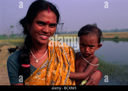 Indien, Westbengalen, Sunderbans, Frau mit Kind Stockfoto