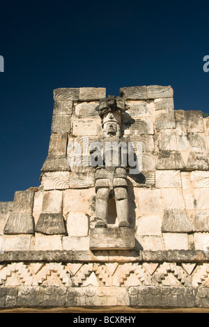 Mexiko, Yucatan, Kabah, Rückseite des Palastes Masken, die ungewöhnliche restaurierte Statue des Atlantes, Stein geschnitzte männliche Figur Stockfoto