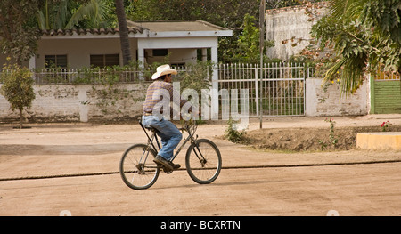 Mann fährt Rad in El Quelite, Mexiko Stockfoto