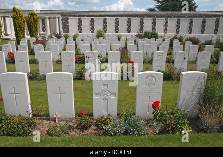 Blick über Grabsteine auf dem Tyne Cot Commonwealth Friedhof in Zonnebeke, Belgien. Stockfoto