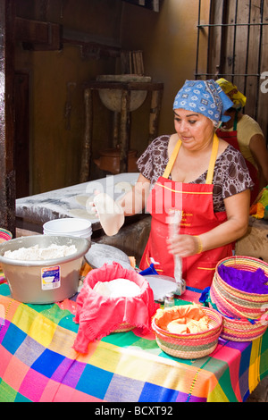 Frau macht Tortillas von Hand in einem Restaurant in El Quelite, Mexiko Stockfoto