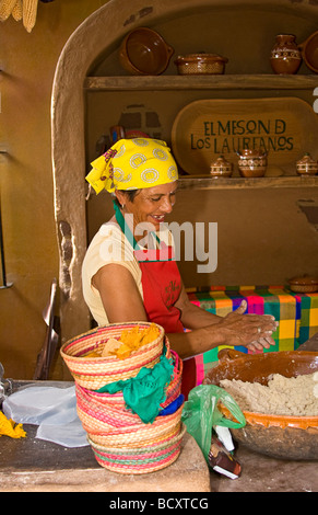 Frau macht Tortillas von Hand in einem Restaurant in El Quelite, Mexiko Stockfoto