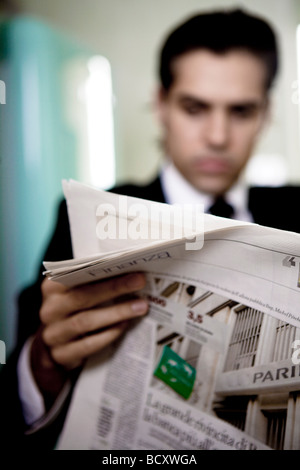 Mann Readyng Wirtschaftszeitung Stockfoto