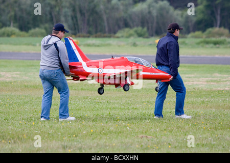 Modell-Flugzeug-Enthusiasten tragen remote gesteuerten Red Arrows jet-Flugzeuge Stockfoto