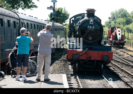 Der Dampfzug "Erlestoke Manor" zieht in Bridgnorth Station auf der Severn Valley Railway in Worcestershire / Shropshire Stockfoto