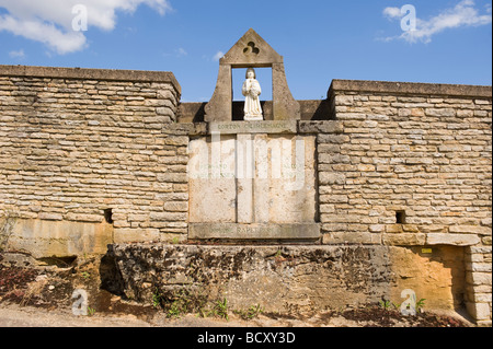 Stein zu unterzeichnen Kennzeichnung Grenzen von Pernand Vergelesses und Aloxe-Corton-Cote d ' or Burgund Frankreich Stockfoto