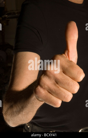 Hand-Daumen-hoch-Geste, positiv zu sein. Person, ein Mann, der ein Signal macht, Zeichen, dass alles in Ordnung ist, England, Großbritannien, HOMER SYKES der 2008 2000er Stockfoto