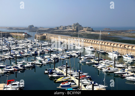 ELIZABETH MARINA & Burg JERSEY Kanalinseln UK ST. HELIER JERSEY 20. April 2009 Stockfoto