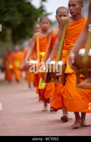 die Prozession der Mönche im Morgengrauen durch die Stadt, sammeln Sie Geschenke von Lebensmitteln, Luang Prabang, Laos Stockfoto