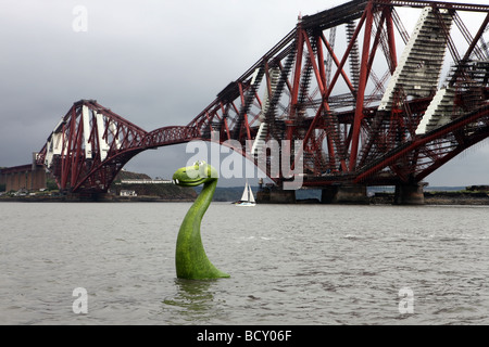 Lebensechte Modell der Monster von Loch Ness im Wasser an den Firth of Forth neben den Forth rail Bridge, Edinburgh, Scotland, UK Stockfoto