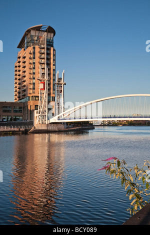 Die Lowery Kunstgalerie und Millennium anhebende Fußgängerbrücke am Sonnenuntergang Manchester Ship Canal Salford Quays Manchester UK Stockfoto