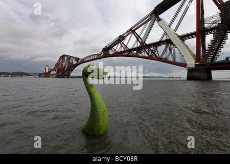 Lebensechte Modell der Monster von Loch Ness im Wasser an den Firth of Forth neben den Forth rail Bridge, Edinburgh, Scotland, UK Stockfoto