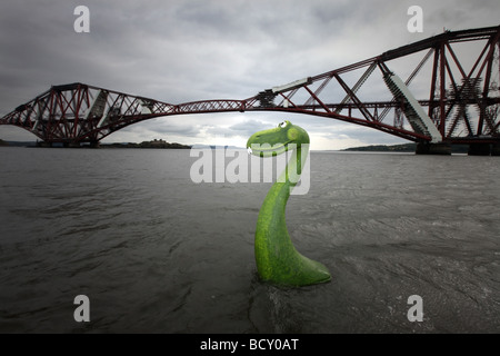 Lebensechte Modell der Monster von Loch Ness im Wasser an den Firth of Forth neben den Forth rail Bridge, Edinburgh, Scotland, UK Stockfoto