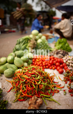 Gemüse & Früchte für den Verkauf auf dem Markt in Luang Prabang, Laos Stockfoto