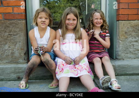 Kleine Mädchen mit Kreide auf Hände Beine Gesichter bei einer Veranstaltung namens Chalk Walk Oberlin Ohio Stockfoto