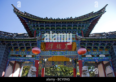 Eingangstor zum Black Dragon Pool Park in Lijiang China Stockfoto